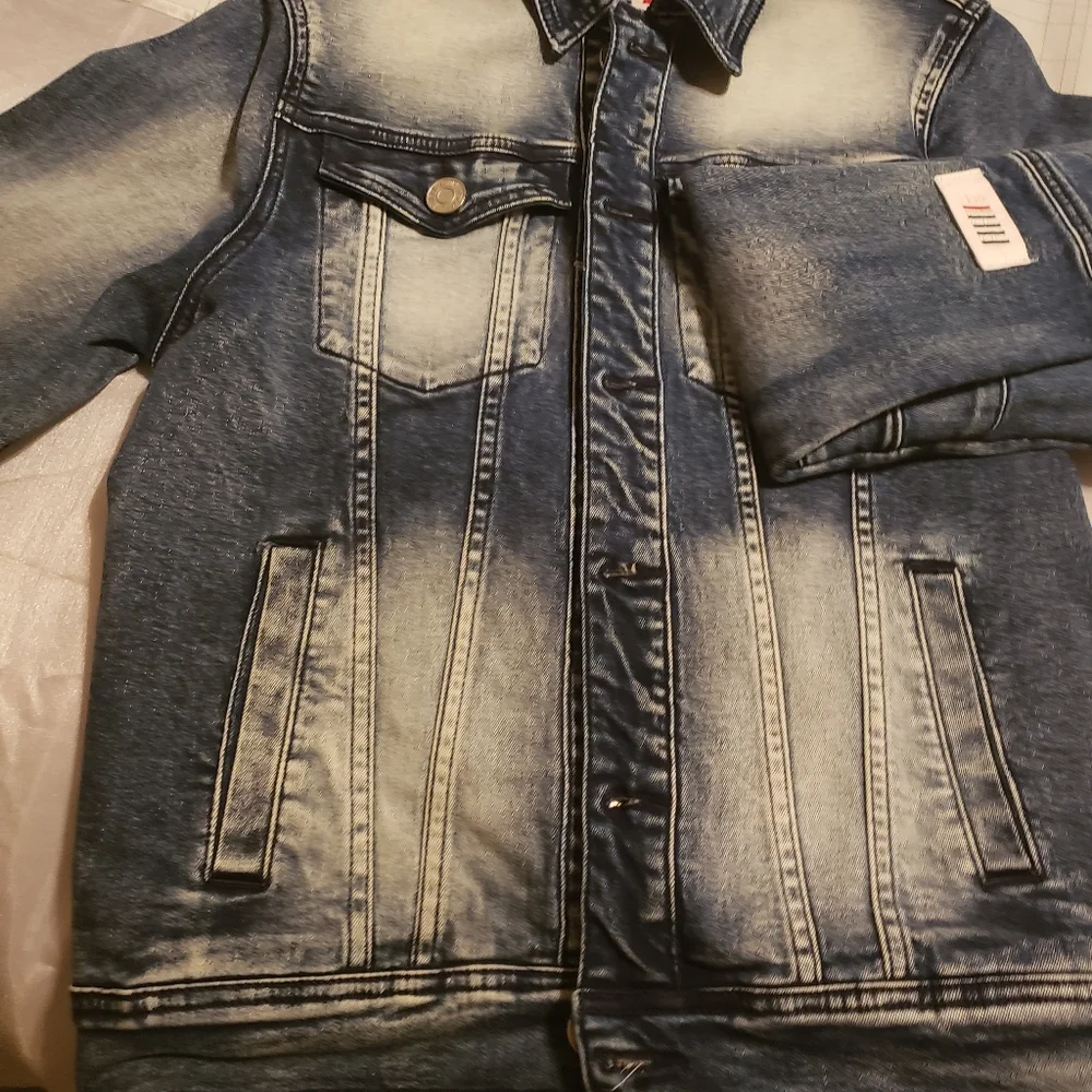 Mens Fifth Loop small jacket with fur bear emblem on back. - Picture 6 of 10